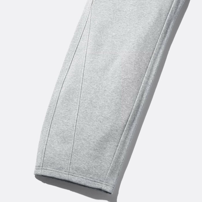 ひざ下から斜めに入った切り替えのデザインがさりげないアクセントに