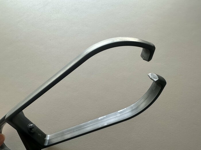 引っ掛けた時に壁に沿うようにデザイン