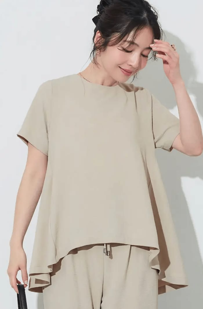 ふんわり広がるAラインシルエットが上半身をすっきり