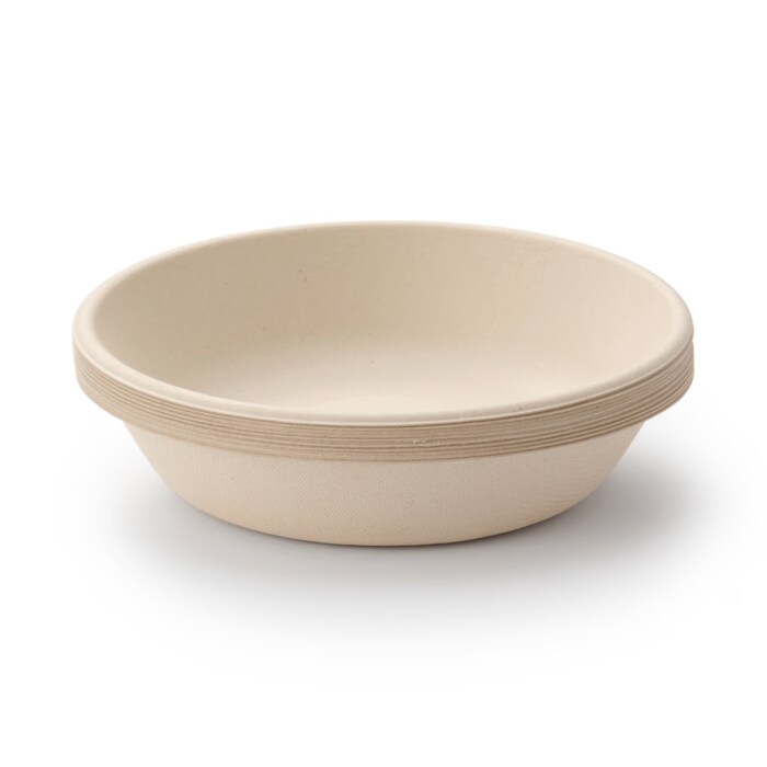 サトウキビの搾りかす「バガス」と、竹の素材からつくられた紙製のボウル