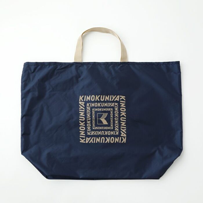 どんなファッションにも品よく馴染む、深みのあるネイビーブルー