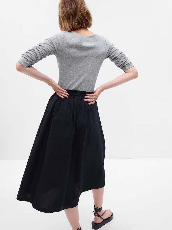 やわらかく伸びがいいため、着心地がよく体の動きにフィット