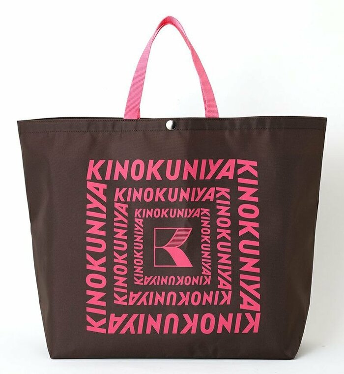 シックなブラウンの生地に、可愛らしいピンクのロゴと持ち手が映えます