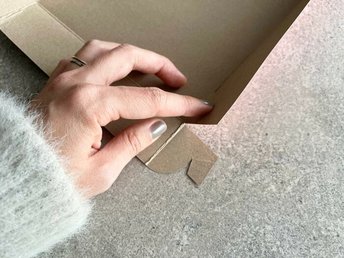 折り線どおり紙を折る