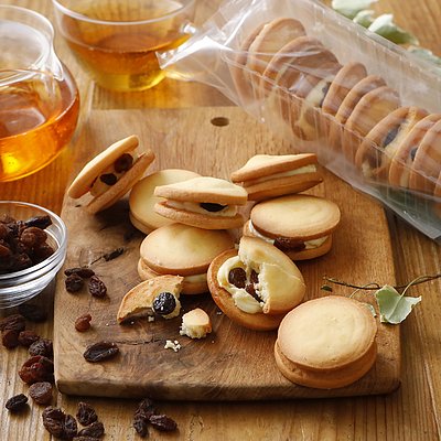 成城石井自家製 サクッとサブレのレーズンバターサンド