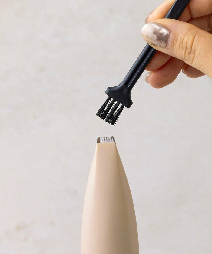 使用後に刃先に絡まった毛を掃除するための専用ブラシが付属しています