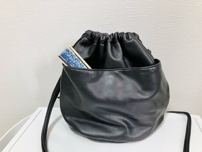 バッグに収納された扇子