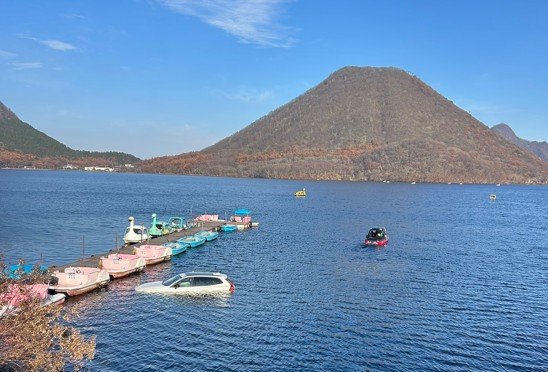 群馬県榛名湖に浮かぶ「まさかの物体」を思わず二度見　「何があったの？」「これは大変そう」と驚きの声