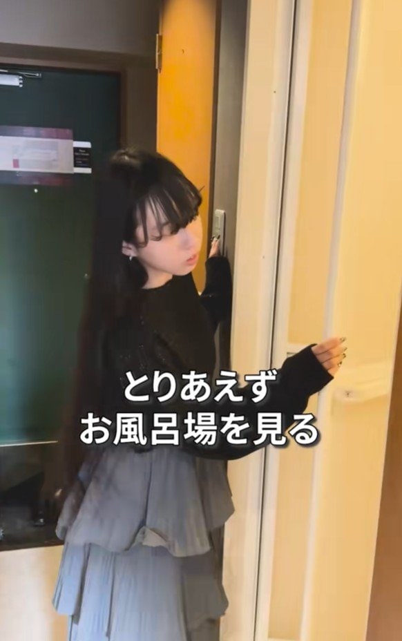 出所：@hotelreliefnamba「ホテルの部屋に入ってまずやることは」