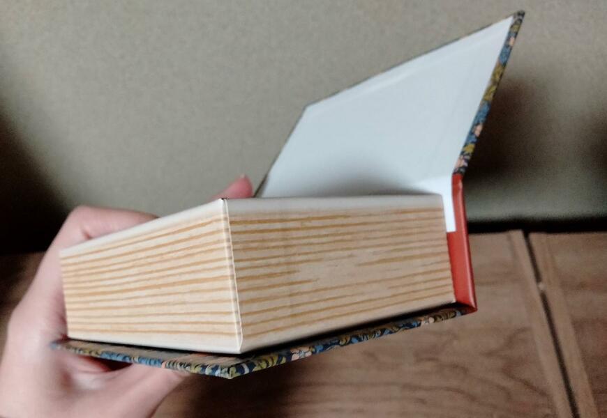 筆者撮影（セリア、ブック型ボックス S ウィリアム・モリス）