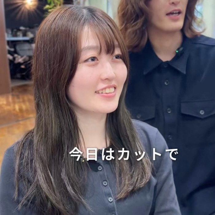 「レイヤーをガッツリ入れたい」セミロング女性が…→ふんわり華やかなスタイルに！「めちゃくちゃ可愛いです」と笑顔