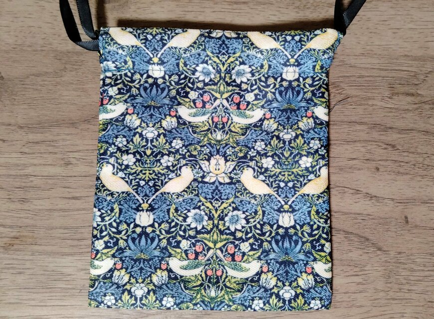 筆者撮影（セリア、巾着 ウィリアム・モリス）