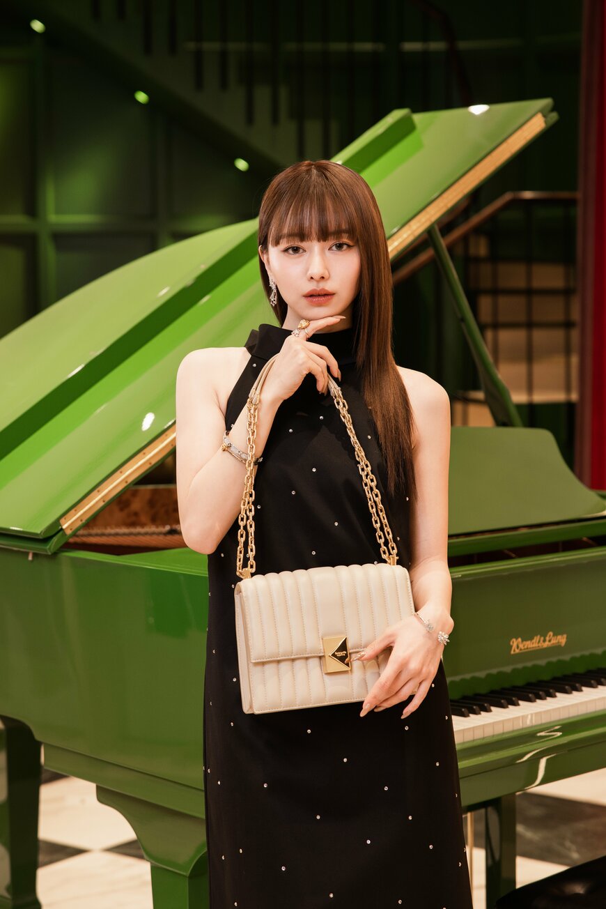 出所：タペストリー・ジャパン合同会社「ケイト・スペード ニューヨークは、銀座旗艦店リニューアルを記念し、山本舞香さん、佐野勇斗さん、ハローキティらをスペシャルゲストに迎え、オープニングセレモニーを開催」