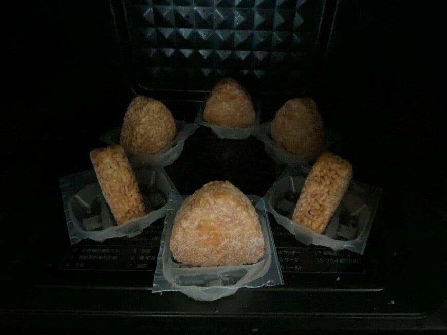 電子レンジに並ぶおにぎり