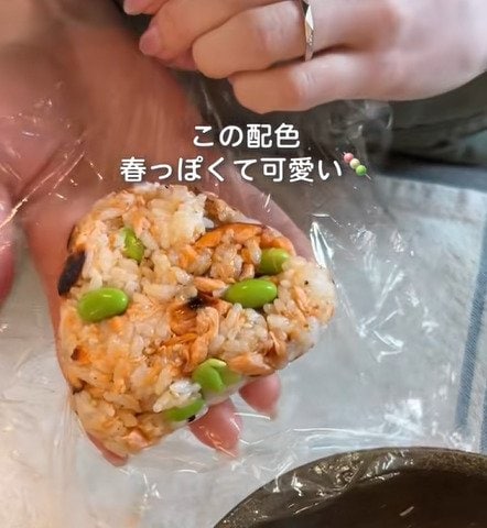 パートナーに作る【もりもりおにぎり弁当】が素敵！焼き魚を使った2種類の具と見事なビジュアルに反響