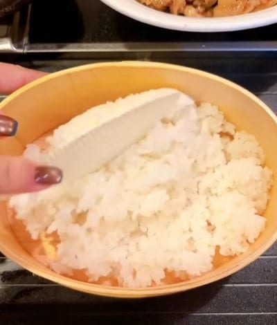 10分程度で作れる！夫に作る卵とお肉がたっぷりのった【豚玉丼弁当】が「美味しそう」と話題