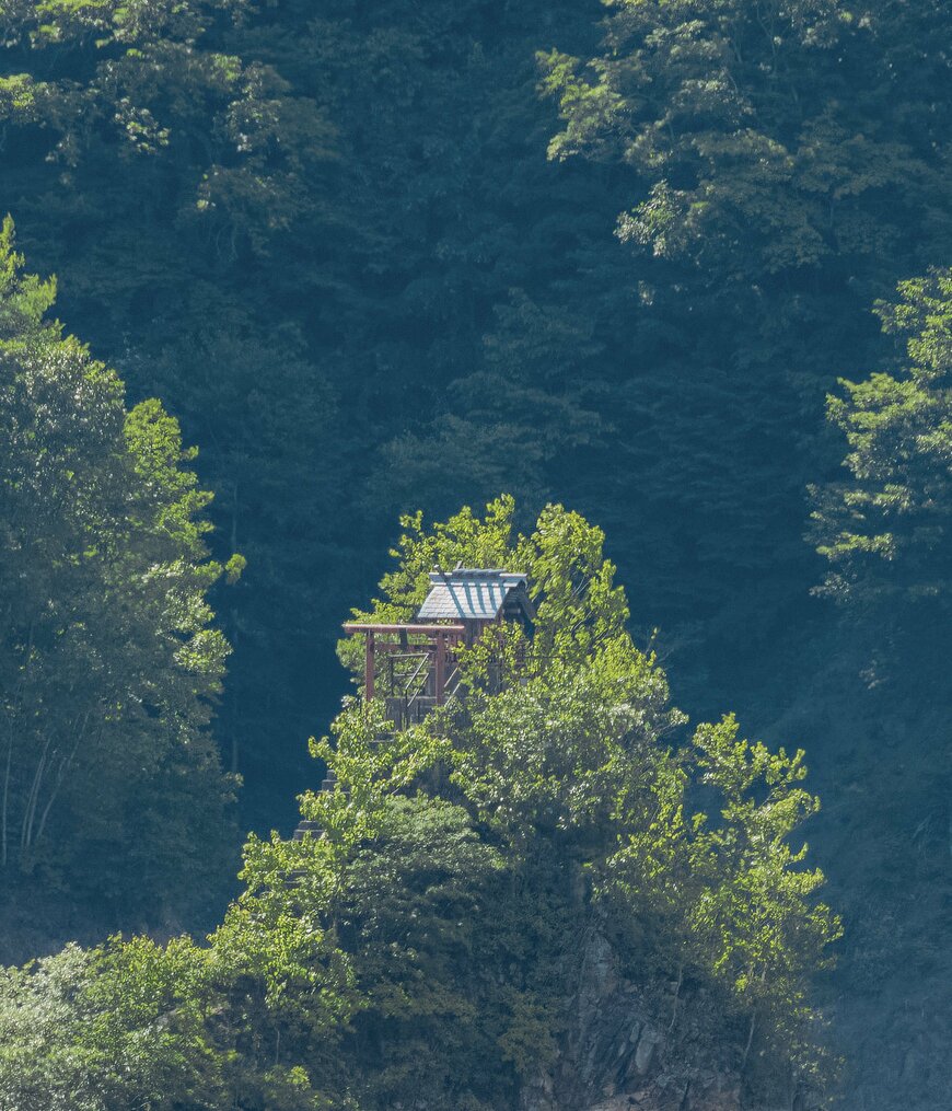 ダム湖の頂上にある神社