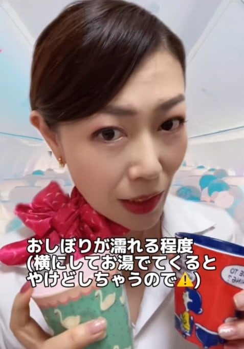 お湯がこぼれて耳をやけどしないように注意!