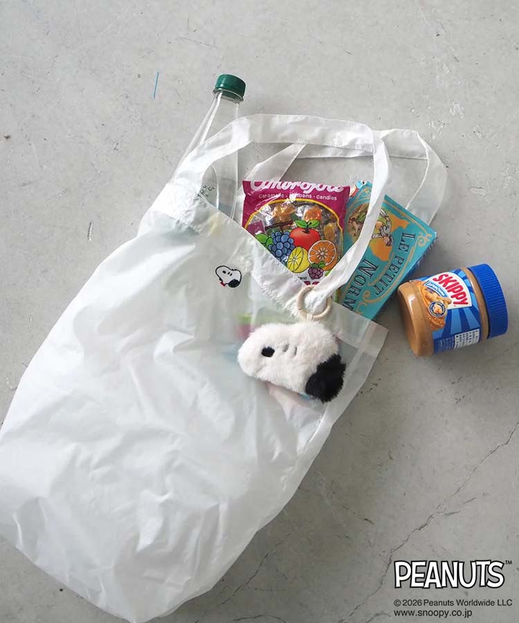 スヌーピーのチャーム付きバッグに買い物の品を入れた写真
