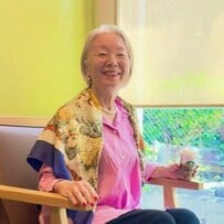 〈お手本は76歳マダム〉ピンクシャツ×スカーフの「エレガントコーデ」が華やかで素敵！「すべて完璧」の声