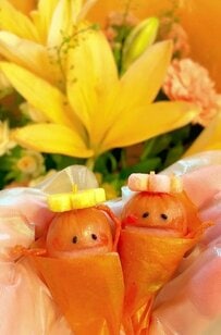 【まさかの結末】夫からもらった〈結婚記念日の花束〉みたいな「おかず」を妻が作ったら……高校生の息子が食べることに！？