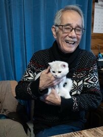 お父様に抱かれる「あどけない子猫」→成長後の“抱っこ苦手”な幸せいっぱいの写真に反響！「コーヒー吹いた」「お父様が1番かわいい！」「幸せそう」
