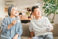 いまどき75歳以上の「ふつう」を知る。ふたり暮らしの《生活費》は月にいくら必要？《貯蓄・年金》の平均データも見てみる