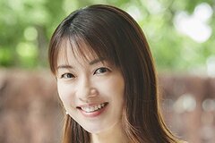 内山理名 自宅の庭で冬越ししたハイビスカスを披露「まだまだ夏を感じさせてくれます」夫は吉田栄作