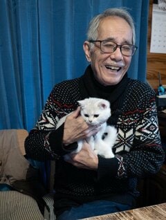 お父様に抱かれる「あどけない子猫」→成長後の“抱っこ苦手”な幸せいっぱいの写真に反響！「コーヒー吹いた」「お父様が1番かわいい！」「幸せそう」