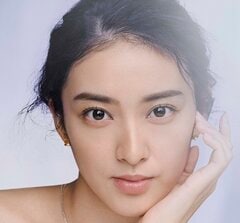 3児の母 武井咲 変わらぬ美貌！最新ショットに「本物の美人」「何回見ても溜息がでる」の声 夫・TAKAHIROもいいね「パール」が映えるネイビーコーデで大人の風格