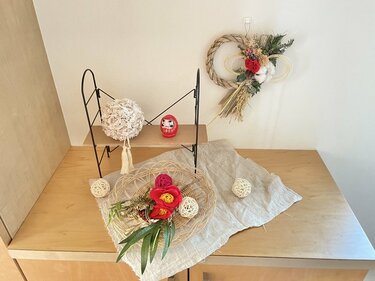 ダイソーのお正月飾り「アレンジスワッグ」がおしゃれ《実際に飾って