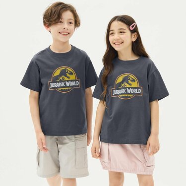 恐竜好きにぴったり！」夏はGU〈ジュラシック・ワールドコラボ〉キッズTシャツで！ 迫力のある恐竜プリントに興奮！ワクワクが止まらない一着です |  2ページ目 | LIMO | くらしとお金の経済メディア