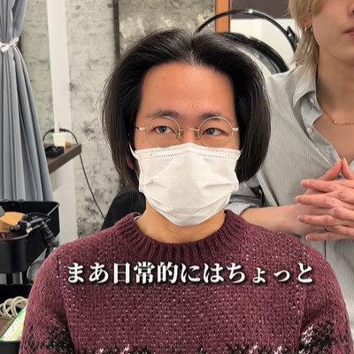 髪の悩みや希望のヘアスタイルについて話す男性