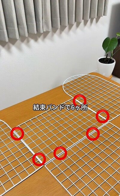 結束バンドで固定する位置に印をつけている様子
