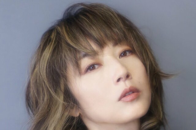 高岡早紀 自宅で育てた「スモークツリー」を飾ったリビングを紹介 「ステキなピンク」 「花を飾るのもセンスがでますね」 と反響。母親を笑顔にした親孝行エピソードも。