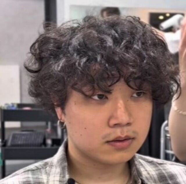 「めっちゃいいっすね！」強い癖毛の男性のヘアカット。少しだけ癖毛を残し、パーマのように地毛の癖を活かす髪型に仕上げた変化と仕上がり