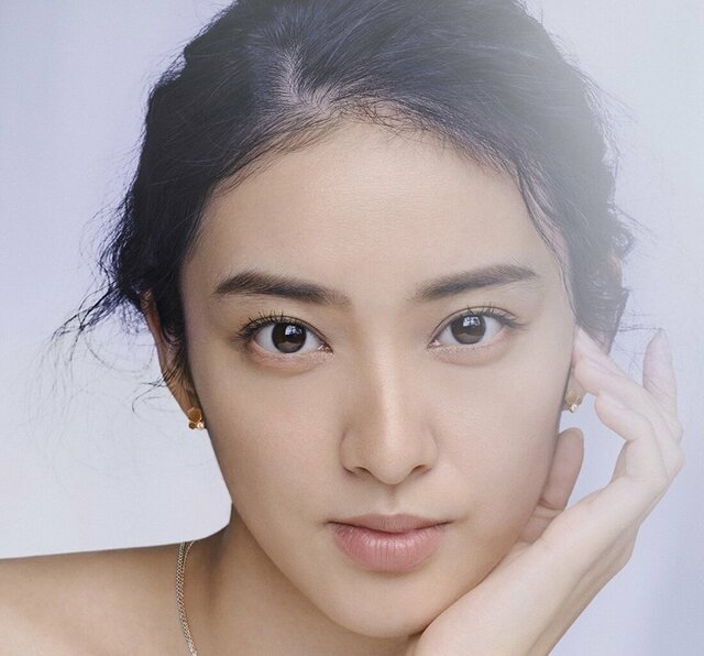 3児の母 武井咲 白シャツ姿の美貌に衝撃！地元名古屋へ「目の保養」「言葉にできない」「産後には…」夫TAKAHIROもいいね