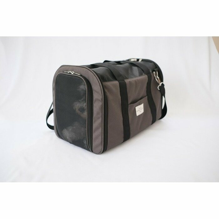 通気性に優れたメッシュ素材を使用