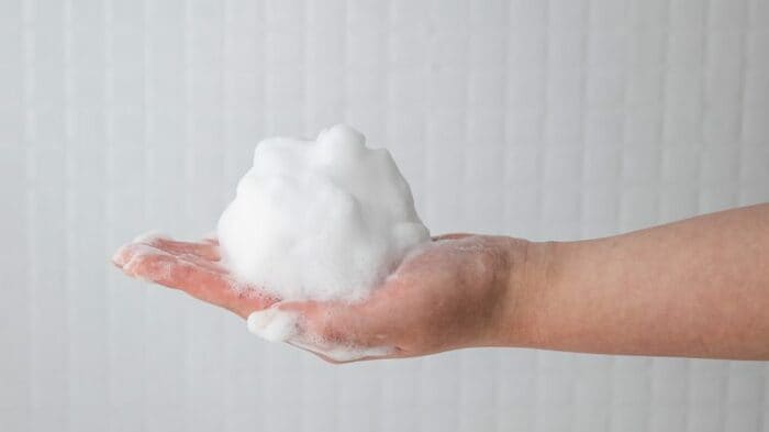 ヒアルロン酸、セラミドなどの成分がしっかり肌を保湿しつつも、洗いあがりはさっぱり