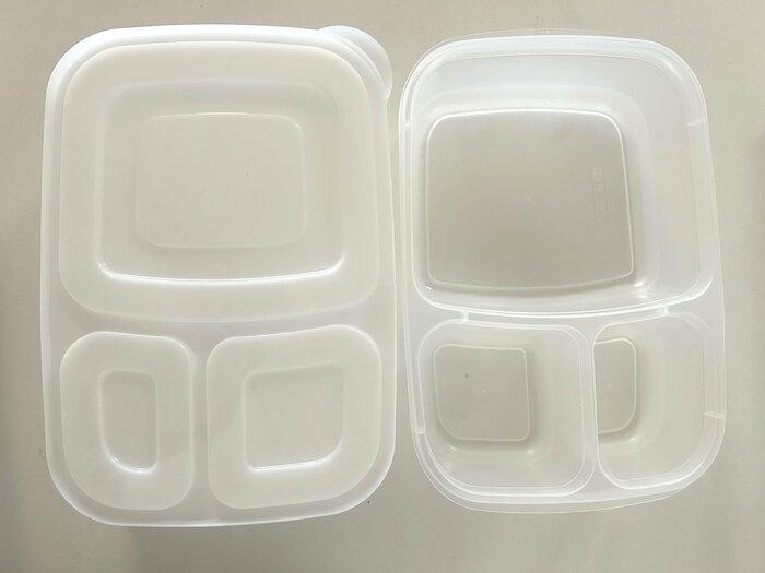 蓋を開けると、大・中・小に仕切られています