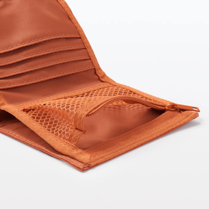 バッグの中でも見つけやすいオレンジ