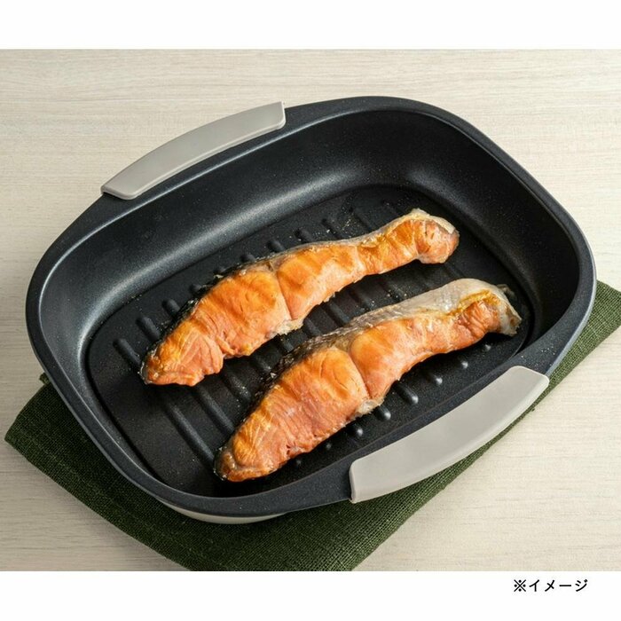 ミゾに沿って食材から出た余分な油が自然と下に落ちます