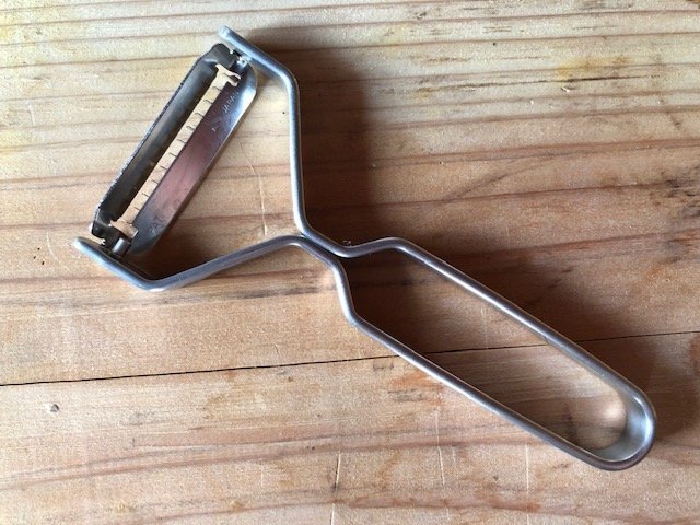 ヨシタ手工業デザイン室「千切りピーラー」（筆者撮影、画像をクリックするとAmazonのページにジャンプします）