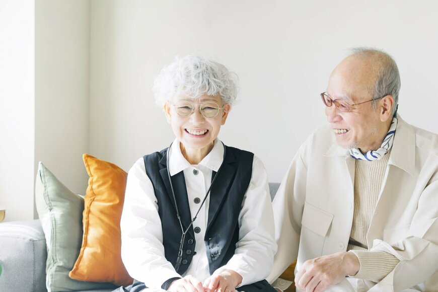 70歳代で「貯蓄3000万円以上」の割合は？4月分からの「老齢年金月額」と生活費も比較