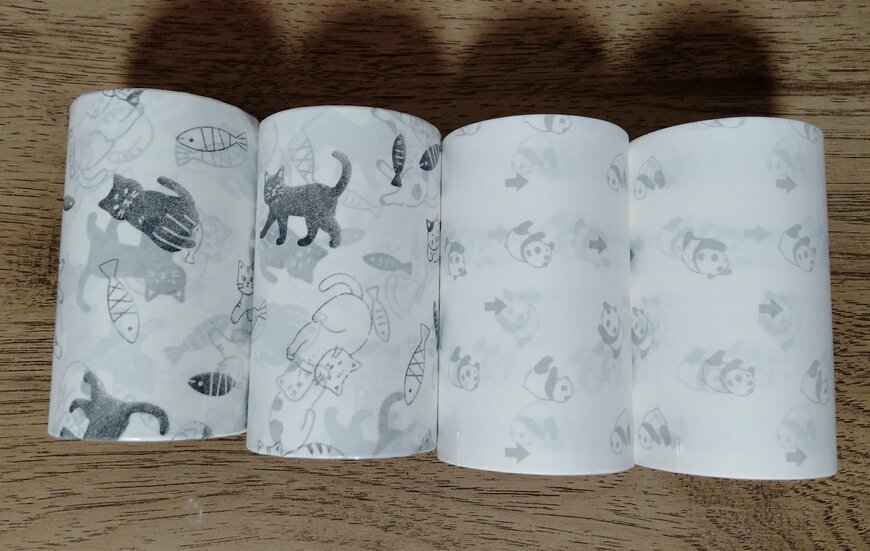 筆者撮影（セリア、カーペット用粘着クリーナーミニスペアテープ ゆるねこ柄（左）/セリア、粘着クリーナースペア・ミニ パンダ柄（右））