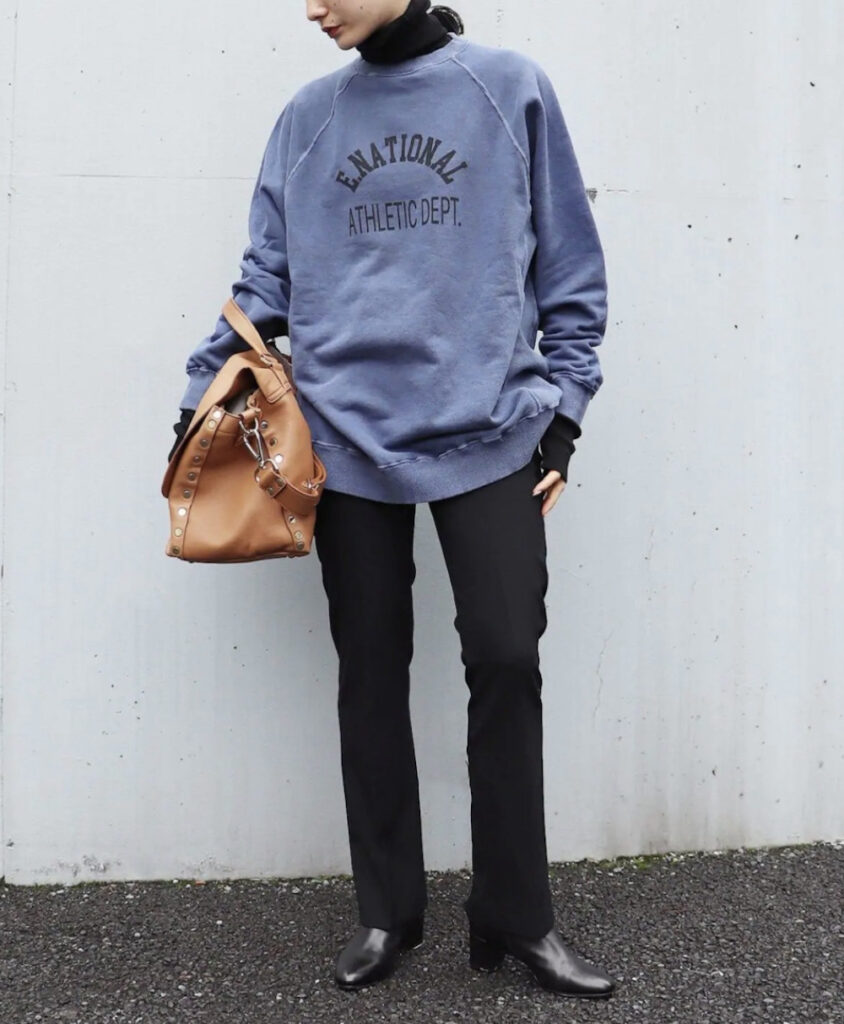 （スウェット ¥23,100 / JANE SMITH）