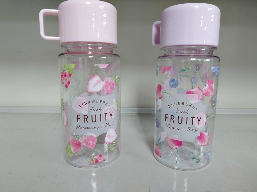 写真：筆者撮影（セリア、コップ付ドリンクボトル）