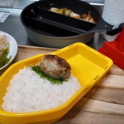 母が反抗期の娘に作る【おふざけ弁当】100均のオモチャの船で映画の名シーンを再現したユニークな「痛いパニック弁当」に反響