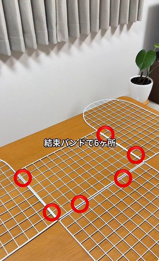 結束バンドで固定する位置に印をつけている様子