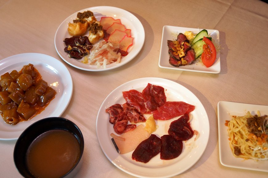 自分で好きなだけ好きなクジラ料理を選べてクジラ三昧。